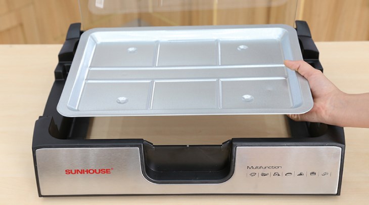 Bạn đừng quên vệ sinh khay nướng của bếp nướng điện Sunhouse SHD4603 nhé!