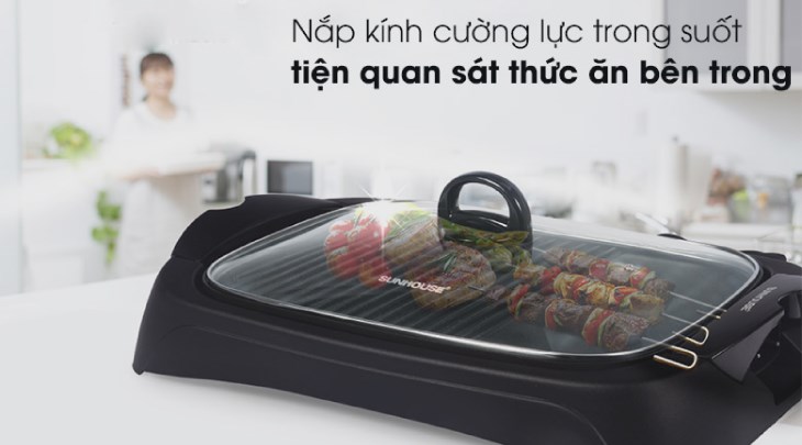 Bạn hãy lau nắp kính của bếp nướng điện Sunhouse SHD4602 bằng khăn mềm để đảm bảo độ mới cho sản phẩm