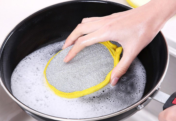 Ngâm chảo chống dính với nước rửa chén khoảng 1 - 2 tiếng