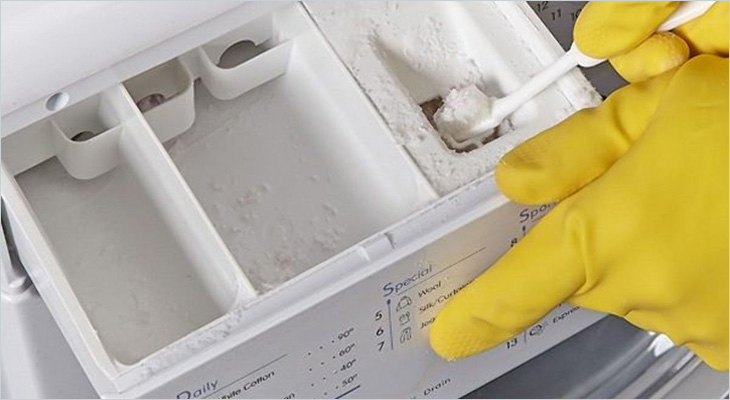 Vệ sinh các hộp/khay đựng xà phòng nước xả