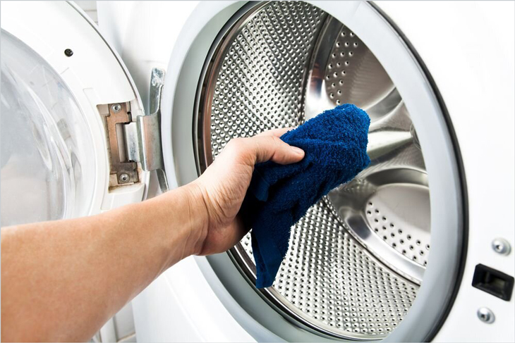 Vệ sinh máy từ phần vỏ bên ngoài đến phần lưới lọc bên trong rồi vệ sinh phần lưới lọc xơ vải, máy bơm nước.
