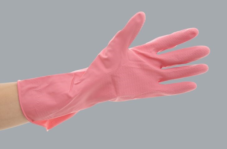 Người dùng nên sử dụng găng tay cao su lót cotton Scotch Brite để vệ sinh máy hút bụi và bảo vệ bàn tay tránh các tác động của chất tẩy rửa