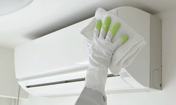 Vệ sinh vỏ ngoài của máy lạnh