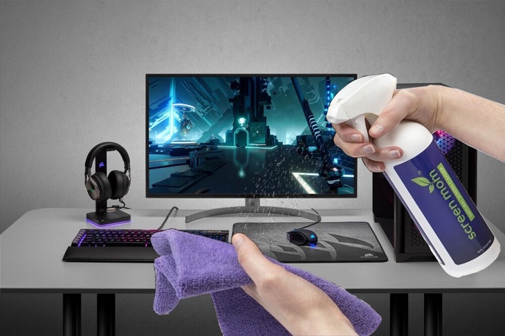 Bạn xịt một ít dung dịch lên tấm vải mềm, sau đó vệ sinh trực tiếp trên màn hình đến khi các vết bẩn được làm sạch hoàn toàn