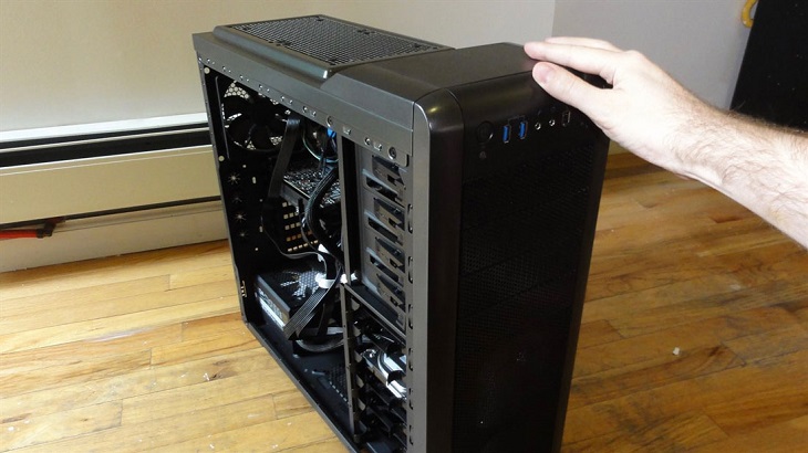 Dùng tua vít mở nắp thùng CPU