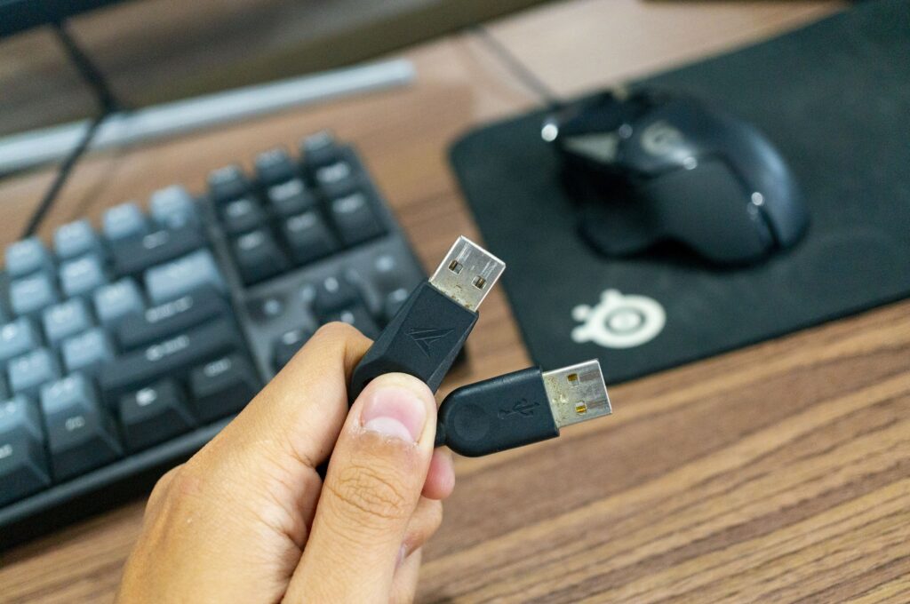 rút dây cắm bàn phím ra khỏi máy tính