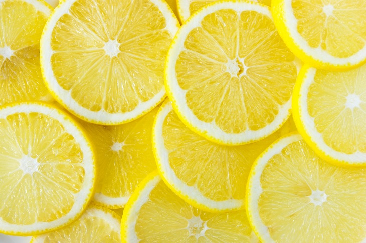 Axit nitric có trong chanh tươi có thể khử đi mùi nhựa khó chịu ở các nồi chiên mới