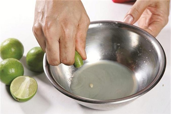 Dùng nước cốt chanh để khử mùi nhựa