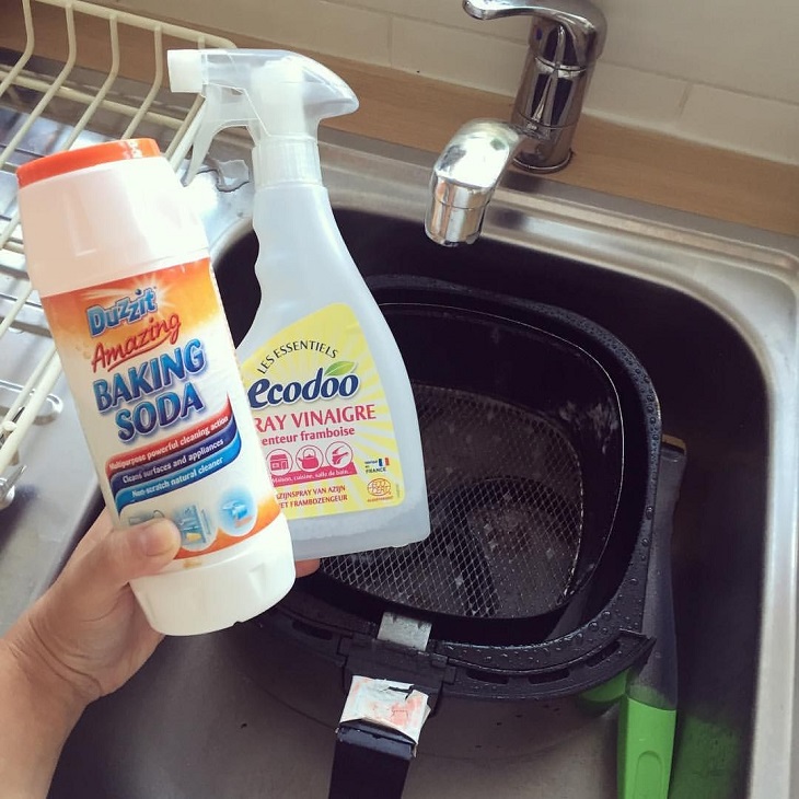 Xịt dung dịch baking soda vào nồi chiên không dầu để làm sạch dầu mỡ
