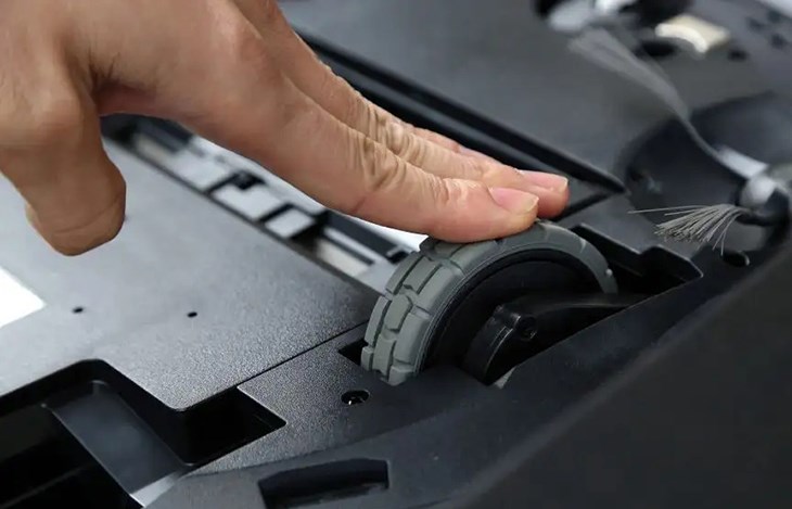 Bạn hãy vệ sinh bánh xe định kỳ để đảm bảo không bị quấn tạp chất vào bên trong