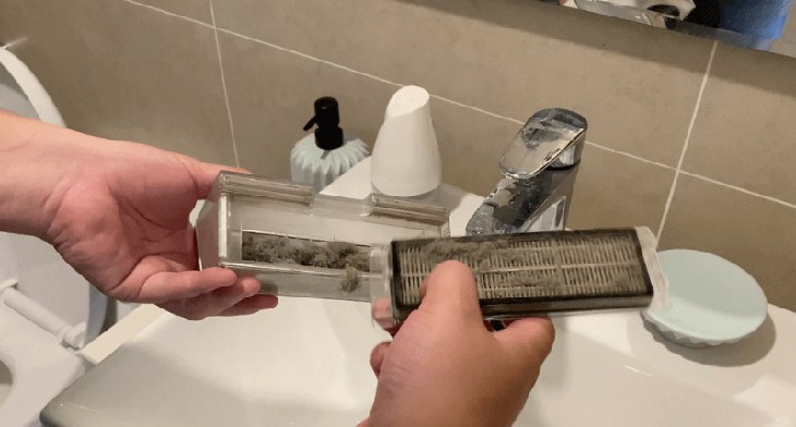 Bạn hãy vệ sinh khoang chứa hộp bụi để đảm bảo bụi bẩn không cuốn vào động cơ