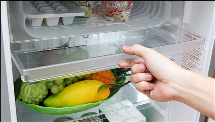 Lấy kệ, các ngăn kéo bên trong tủ lạnh mini