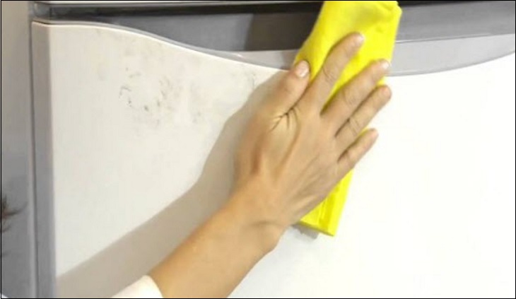 Vệ sinh mặt trước, 2 bên tủ lạnh và mặt trên tủ lạnh