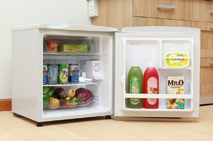 lấy thực phẩm ra khỏi tủ lạnh mini
