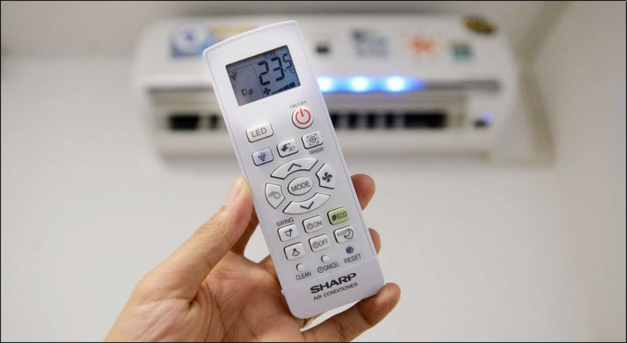 Điều khiển nên cách máy lạnh khoảng 1 - 2 mét nhằm đảm bảo tín hiệu truyền ổn định