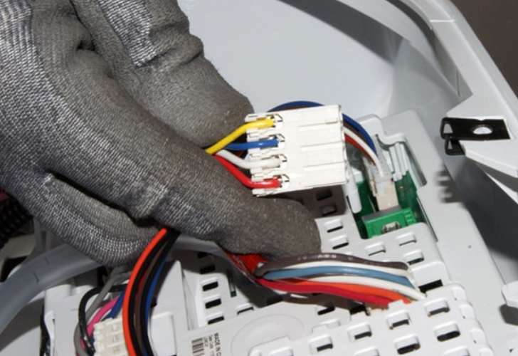 Ngắt kết nối bộ dây dẫn điện và tháo hộp số