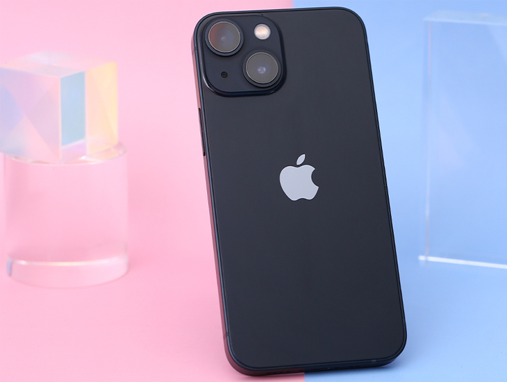 iPhone 13 sở hữu cấu hình mạnh mẽ cùng chip Apple A15 Bionic, RAM 4GB và bộ nhớ trong 512GB
