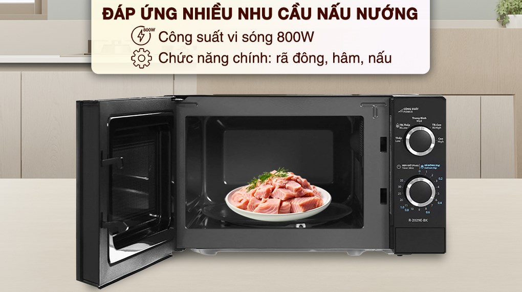 Lò vi sóng Sharp R-2029E-BK 20 lít có công suất vi sóng 800W đáp ứng nhu cầu rã đông, hâm nóng và nấu thức ăn cơ bản