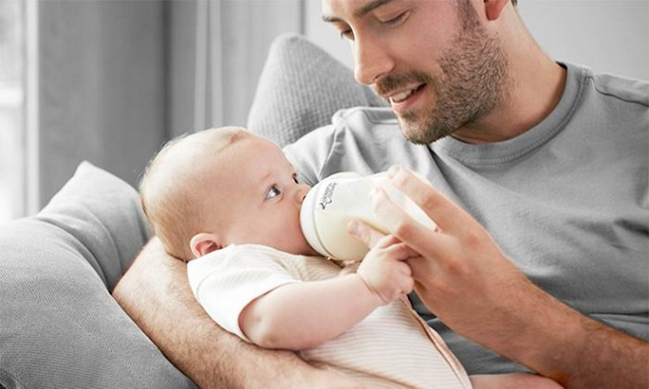 Độ tuổi này bố mẹ có thể sử dụng bình sữa có núm ti size S hoặc M