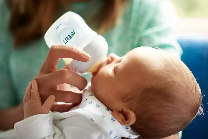 Giai đoạn 2 tháng tuổi bạn nên dùng núm ti size S nhằm đảm bảo an toàn cho bé