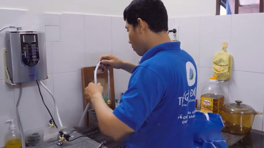 Gắn dây dẫn từ máy điện giải vào van khóa/mở nước
