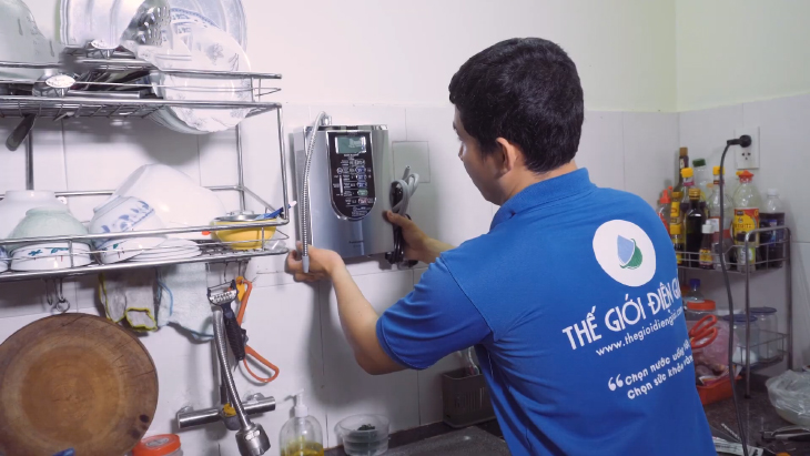 Lắp đặt máy điện giải lên tường và nối dây điện
