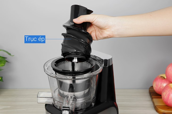 Lắp trục ép vào bên trong lưới lọc của máy ép chậm Elmich JEE-3898