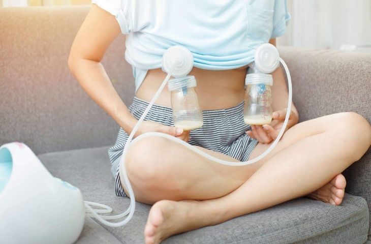 Mẹ có thể lựa chọn cách kích sữa phù hợp để tối ưu hóa lượng sữa được sản xuất mỗi ngày