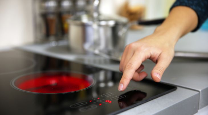 Khởi động bếp bằng cách nhấn phím