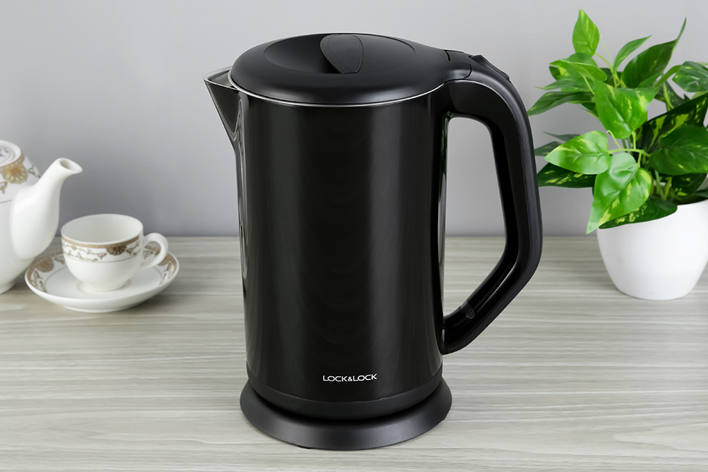 Đặt bình đã đổ nước lên đế tiếp điện để chuẩn bị đun nước