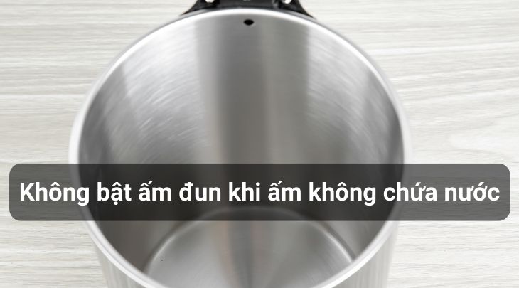 Không bật bình đun siêu tốc Lock&Lock khi ấm không chứa nước