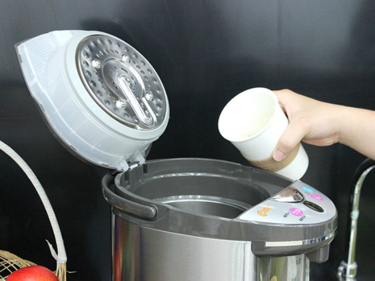 Người dùng không nên đổ nước quá đầy vào bình thủy điện
