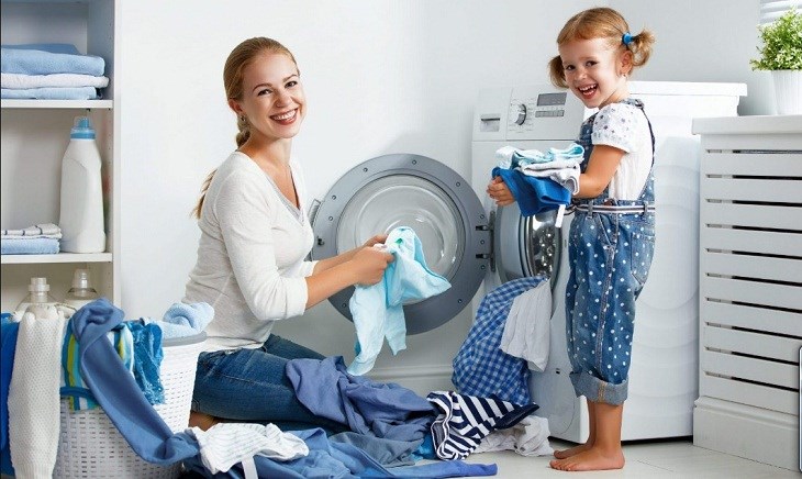 Đầu tiên, bạn cần cho quần áo vào máy giắt