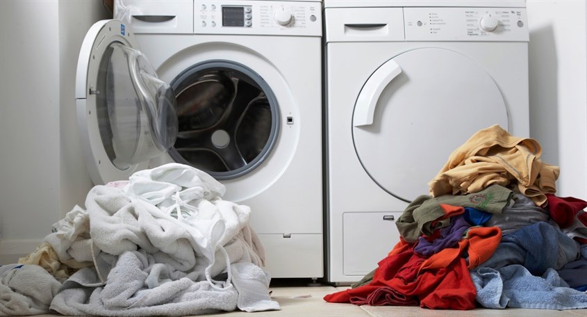 Phân loại quần áo trước khi cho vào máy giặt giúp hạn chế tình trạng quần áo bị loang màu