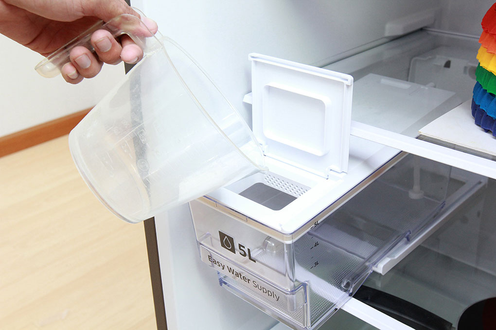 Bước 1: Cho nước vào hộp chứa bên trong tủ lạnh.
