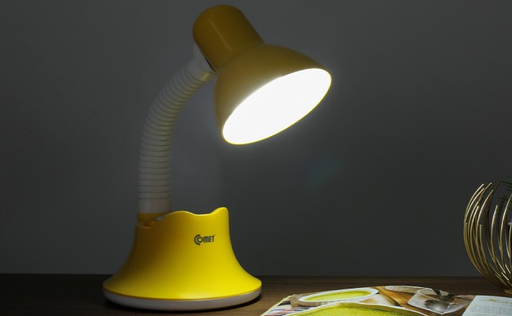 Sử dụng đèn bàn học Comet CT413 với nguồn điện ổn để đảm bảo tuổi thọ bóng đèn LED lâu dài