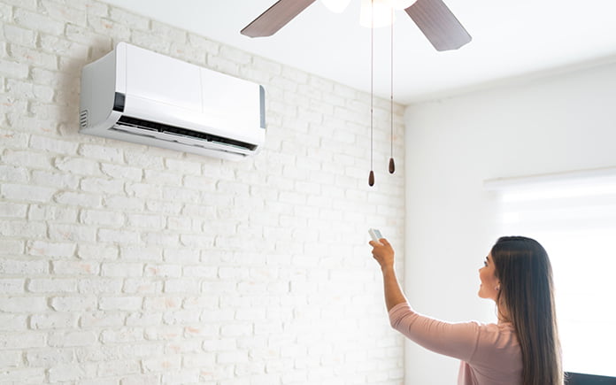 Đứng dưới điều hòa để cảm nhận hướng gió