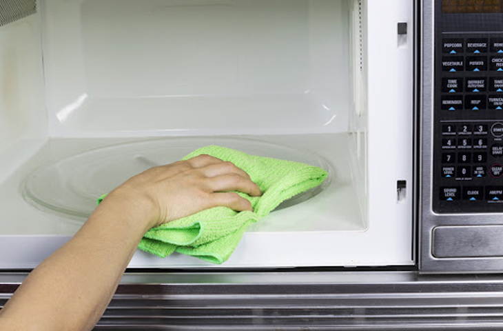 Vệ sinh lò vi sóng sạch sẽ sau khi sử dụng.