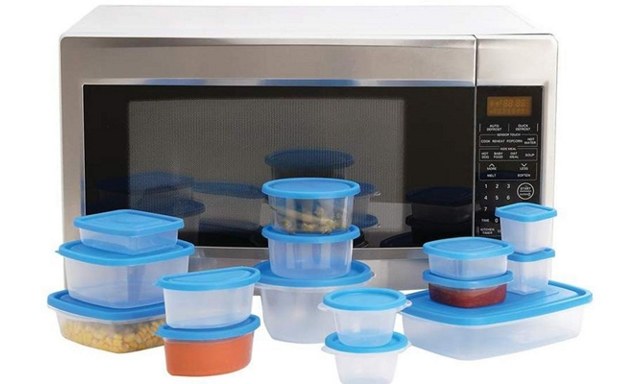 Mở nắp hộp trước khi cho vào lò vi sóng