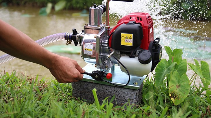 Giảm ga về vị trí ban đâu từ từ đến khi máy ngừng hoạt động