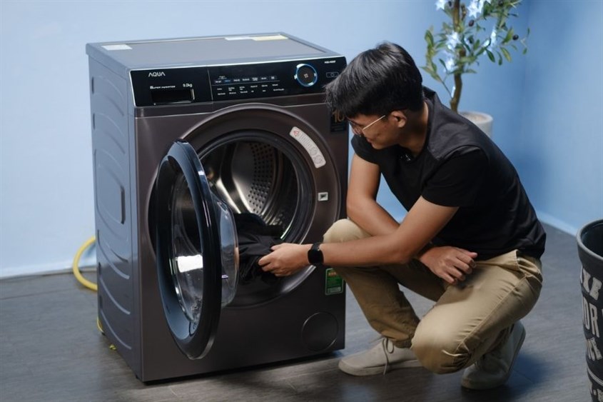 Bạn nhấn giữ nút mở cửa để mở cửa máy giặt Aqua lồng ngang