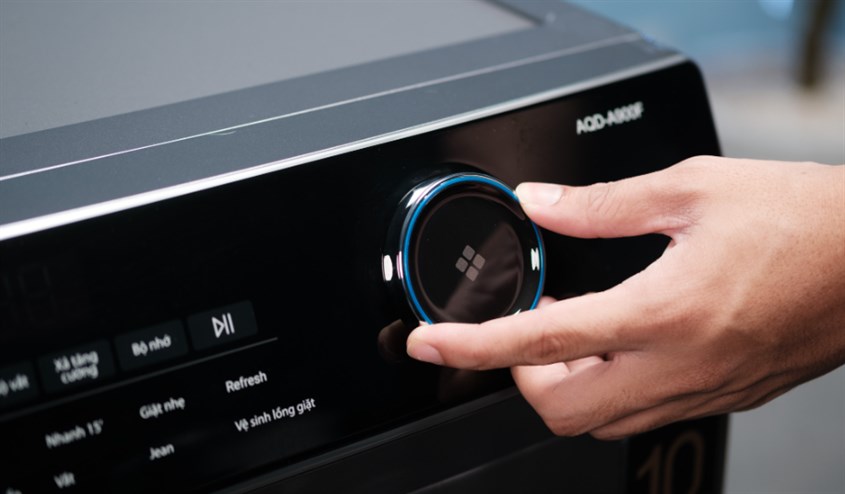 Bạn xoay núm văn để lựa chọn các chế độ trên máy giặt Aqua lồng ngang