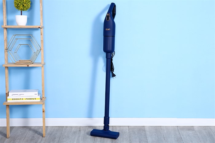Lau sạch các bộ phận bên ngoài của máy hút bụi cầm tay Deerma DX1000 bằng khăn vải mềm