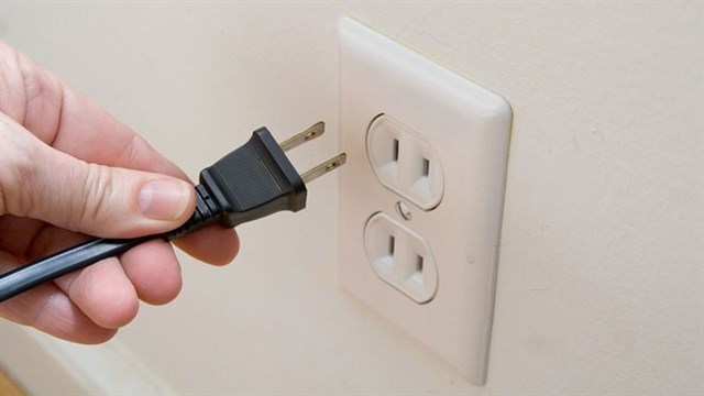 Chỉ cắm máy vào nguồn điện ổn định, phù hợp với thông số kỹ thuật của máy