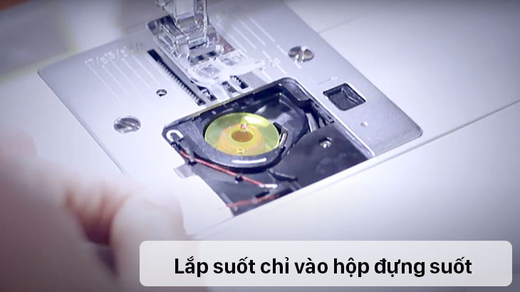 Lắp suốt chỉ vào hộp đựng suốt