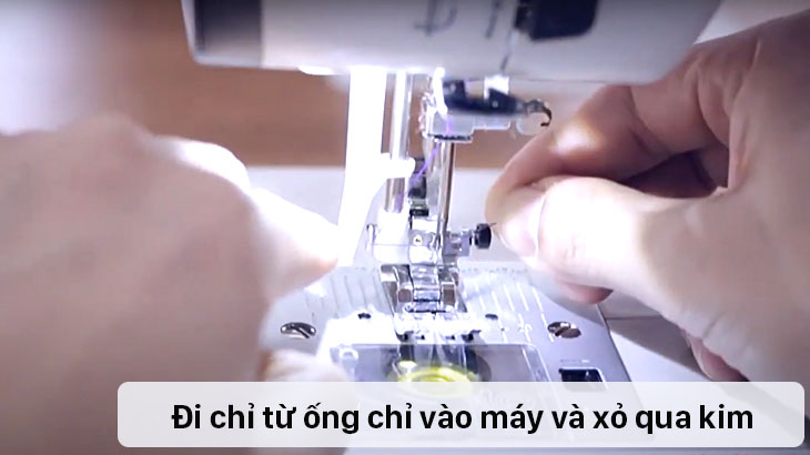 Xỏ chỉ vào máy và xỏ qua kim may