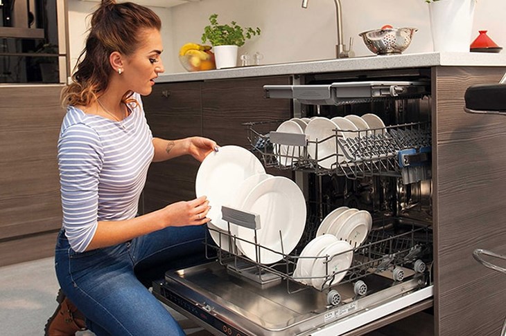 Chờ 15 phút cho máy nguội rồi lấy chén đĩa ra