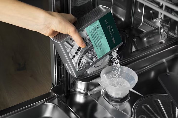 Đối với lần đầu sử dụng máy rửa chén mới, bạn cần đổ muối nhiều hơn để làm mềm nước cứng