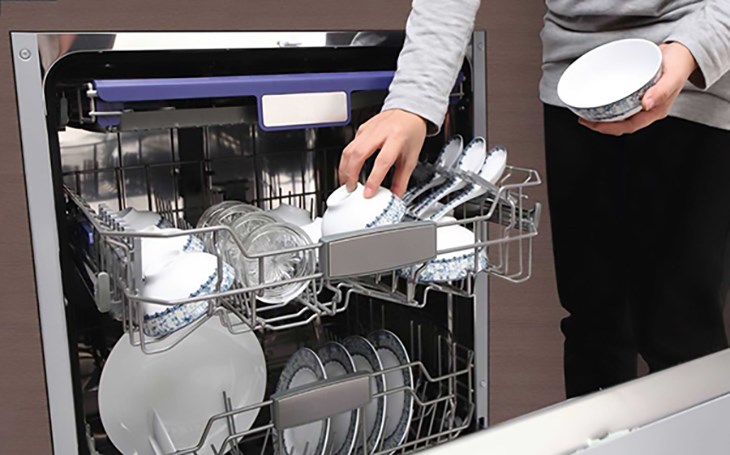 Sắp xếp chén dĩa phù hợp trước khi rửa
