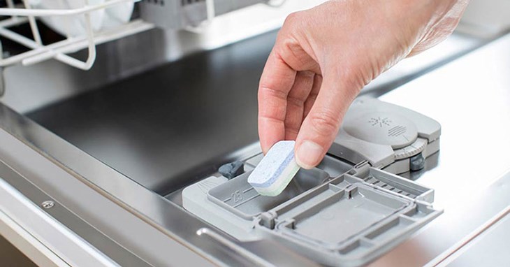 Sử dụng chất tẩy rửa dạng nén tiện lợi